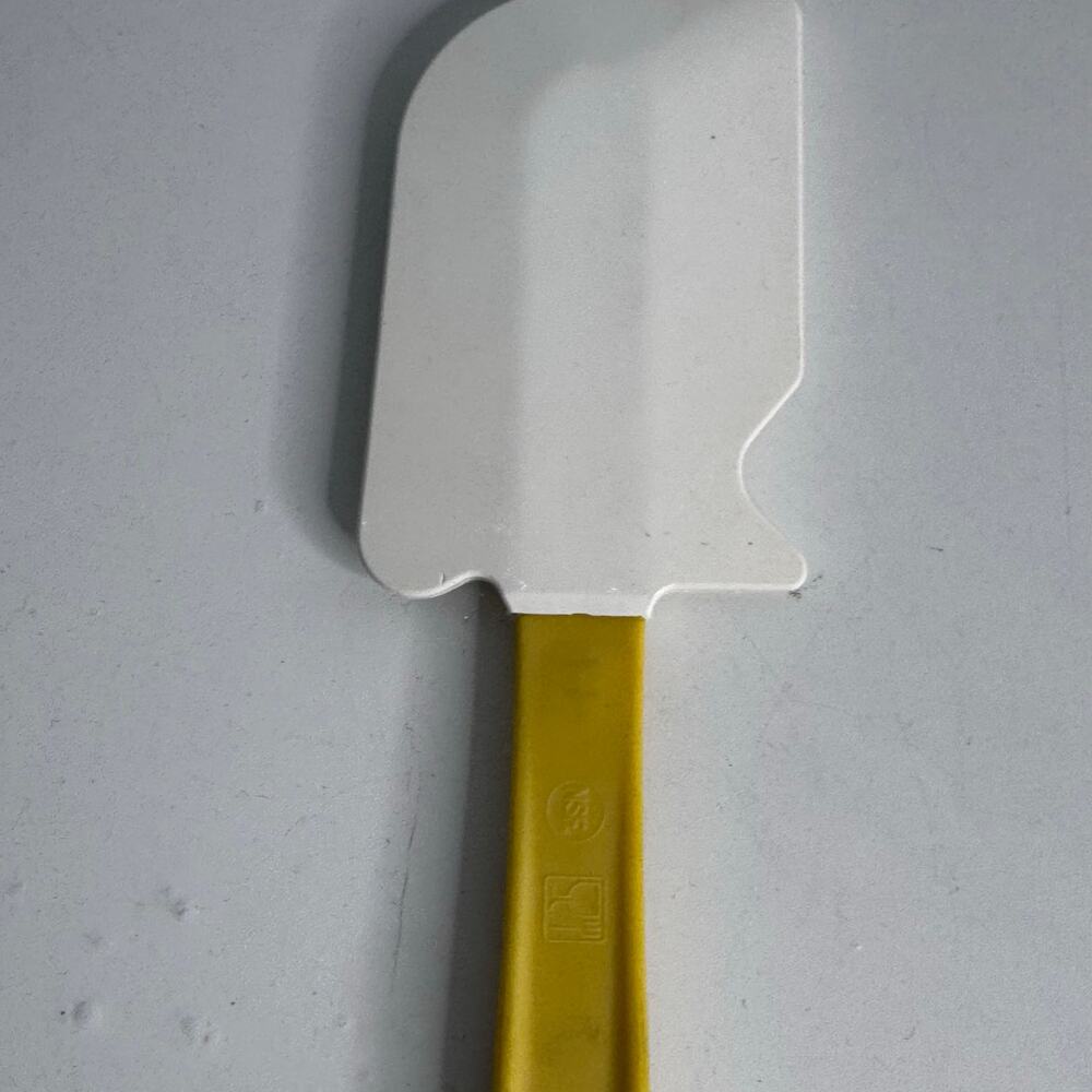 VTG 1960s Rubbermaid Commercial High Heat Scraper Spatula CleanRest Notch Yellow